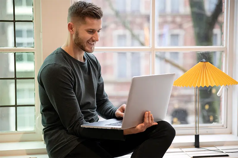 digitaler nomade der aus der ferne seinem projekt arbeitet